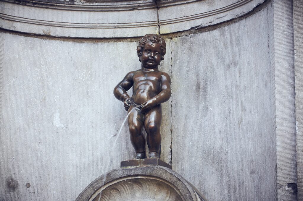 statue urinating